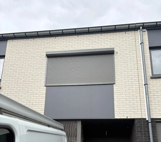 Volet roulant installé sur façade moderne à Uccle par Vandernoot — mai 2026
