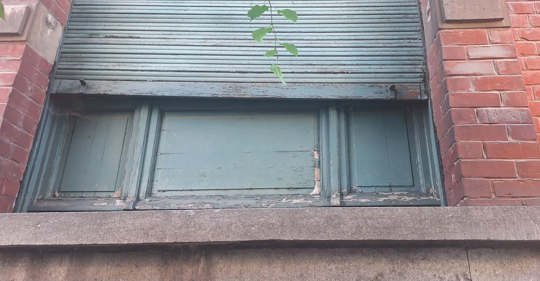 Volet roulant endommagé après un orage sur une façade à Bruxelles